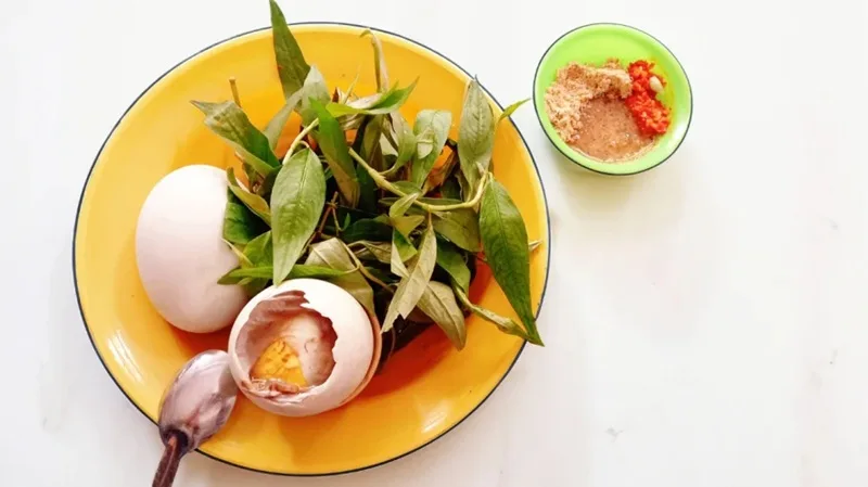 an trung vit lon co tot khong